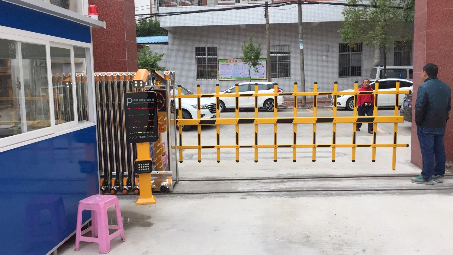 Elektrisches teleskopisches ferngesteuertes Sicherheitstor China Parkplatz-Barrieresystem